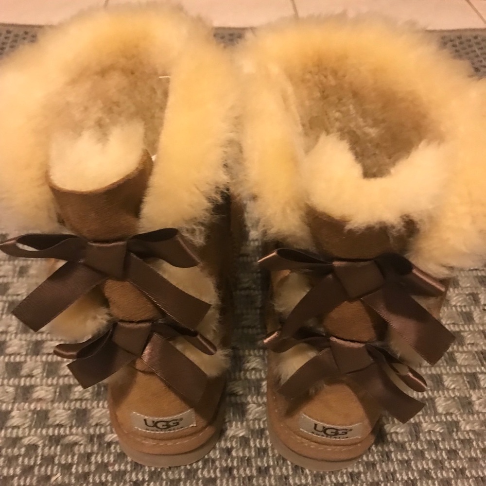 Bailey Bow uggs chestnut size 10